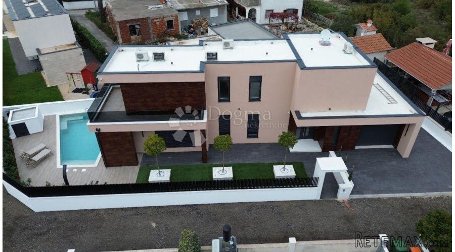 LUKSUZNA VILA S BAZENOM – VODICE