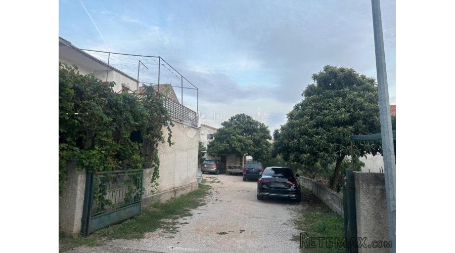 RIJETKOST! Građevinsko zemljište s tri objetka u samom srcu