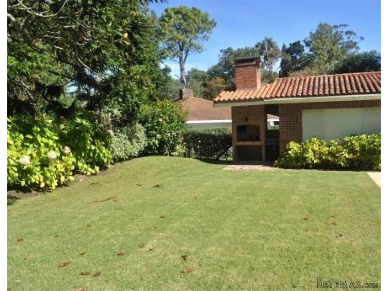 4 Bedroom House - For Rent - Golf - 2