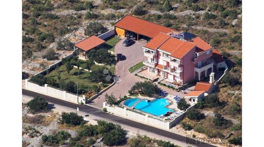 PRODAJE SE – VILA S NEPROCJENJIVIM POGLEDOM NA MORE, OTOKE I