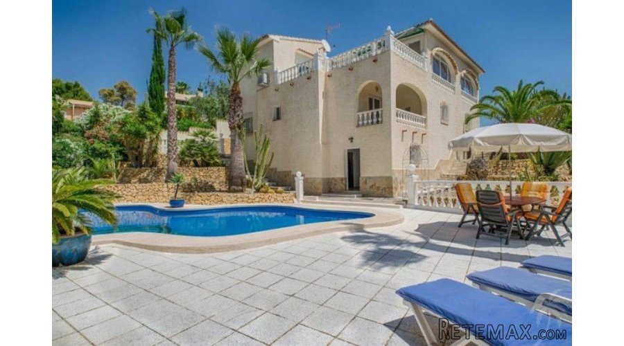 Traditional villa in a quiet urbanisation in Altea This..