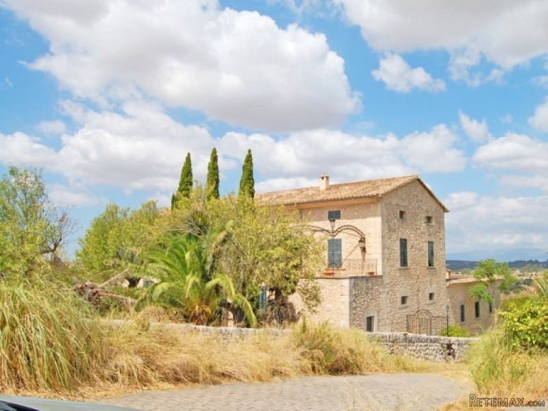Rustic Hotel And Restaurant In Montuiri