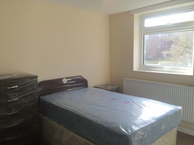 FULLY REFURBISHED DOUBLE ROOM TO LET -.. - 2