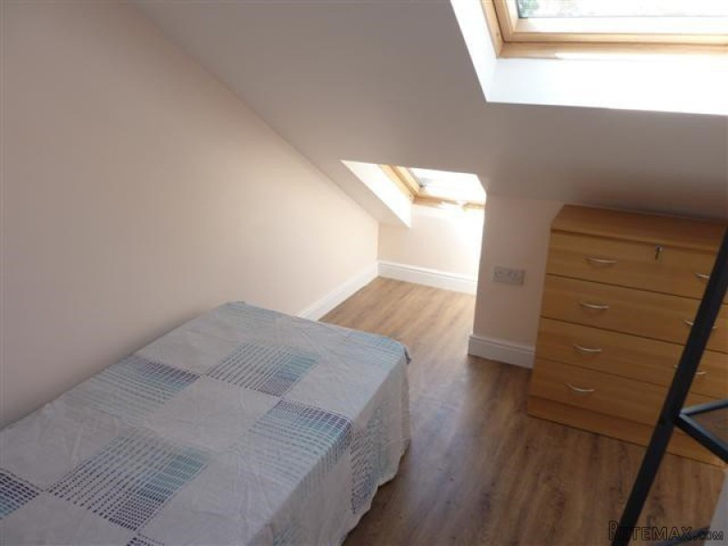 Single with single bed near Manor House..