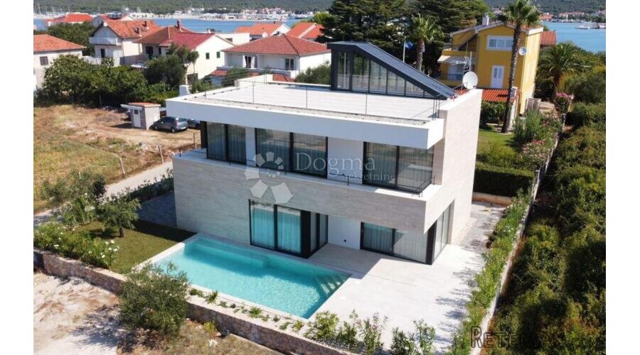 ELEGANTNA VILA BLIZU MORA