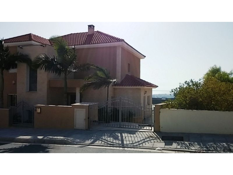 Luxury 6 bed villa with gorgeous city..