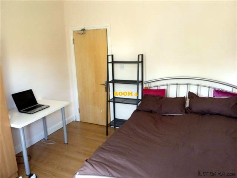 Single with double bed near Manor House..
