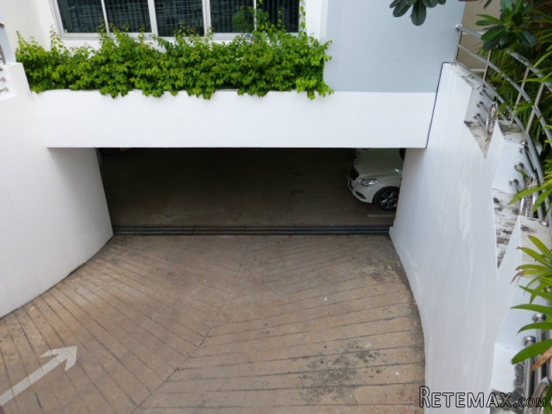 Cool 1 Bedroom Condominium in The Heart..