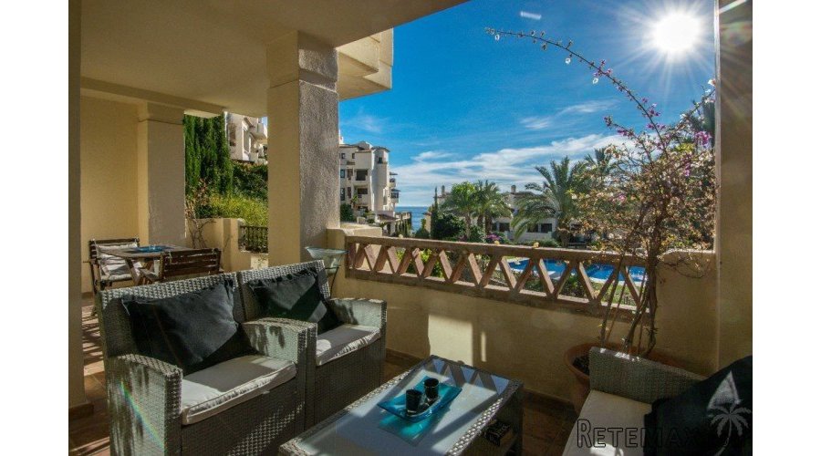 This fantastic apartment with sea views is located in a..