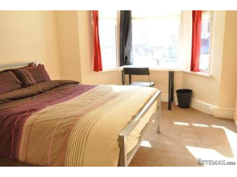 Single with double bed near Kensal..