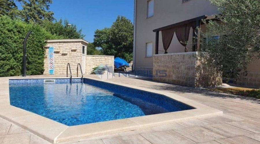 Otok Krk, Pinezići, stan 75 m2, bazen