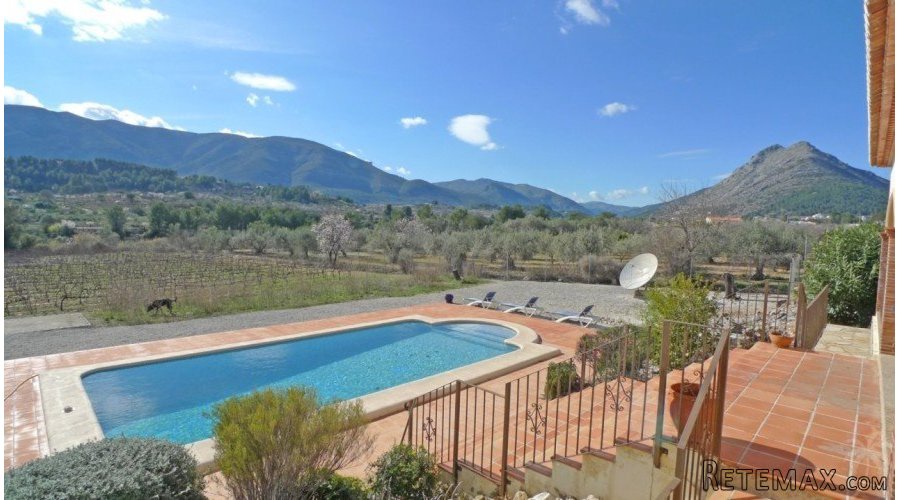 A very private, south facing luxury detached villa for sale.. - 2