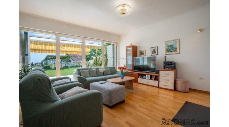 Srdoči-240m2 više parkirna mjesta,okućnice 931m2