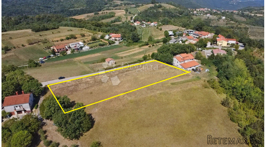 PRILIKA!! ZEMLJIŠTE SA 3 GRAĐEVINSKE DOZVOLE I PLAĆENIM KOMU - 2
