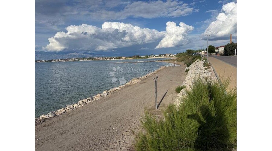 KUĆA PRVI RED DO MORA POTENCIJAL TURIZAM ILI RESTORAN