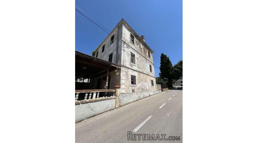 GRAĐEVINA ZA PRENAMJENU U HOTEL NA ATRAKTIVNOJ LOKACIJI
