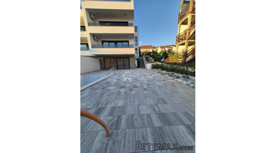 LUKSUZNI APP U NOVOGRADNJI 152m2 S BAZENOM I OKUĆNICOM 180m2