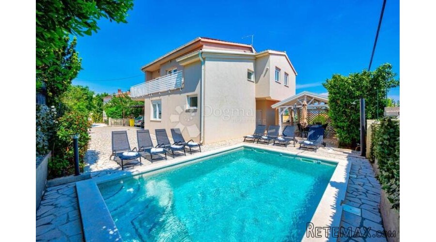 Villa s bazenom - 900 m od plaže