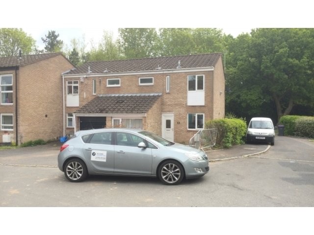 ROOM TO LET IN HOLLINSWOOD - ALL BILLS..