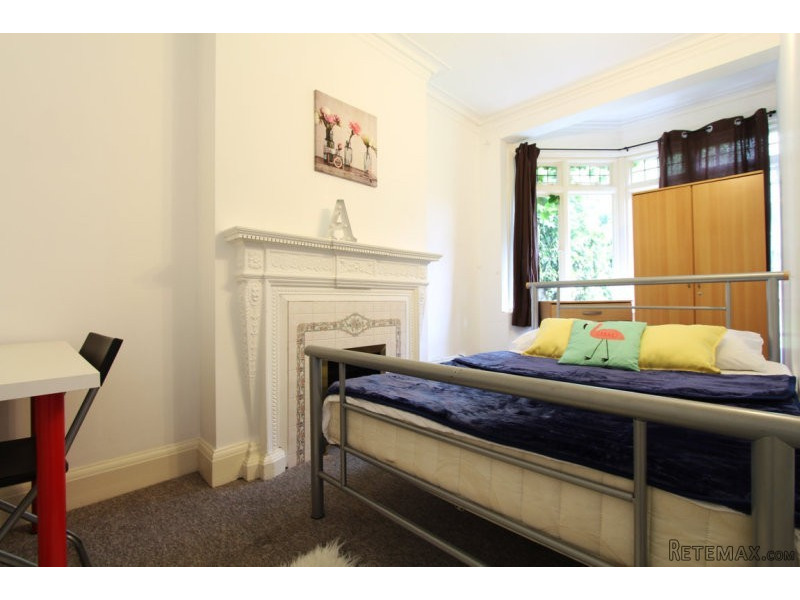 Single with double bed near Brent Cross..