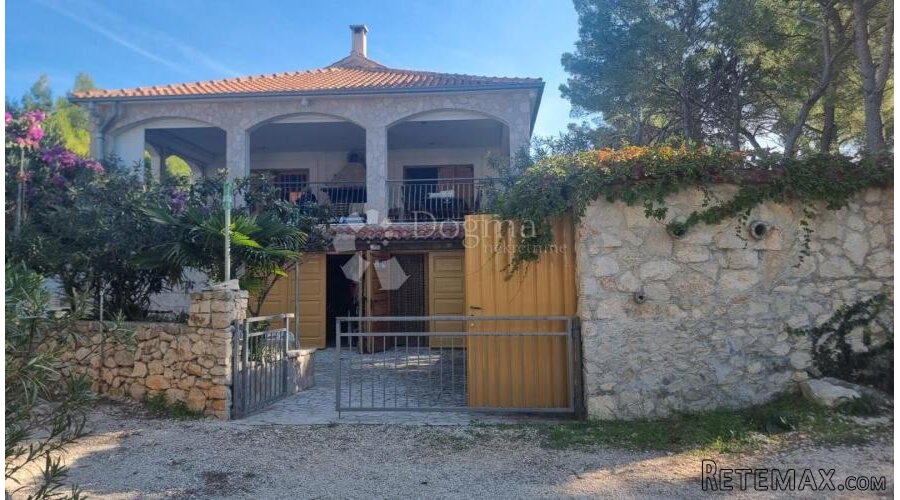 Prostrana kuća u mirnoj vali na moru