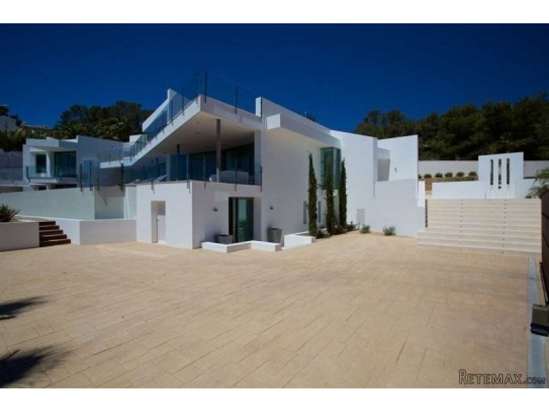 Contemporary styled villa within..