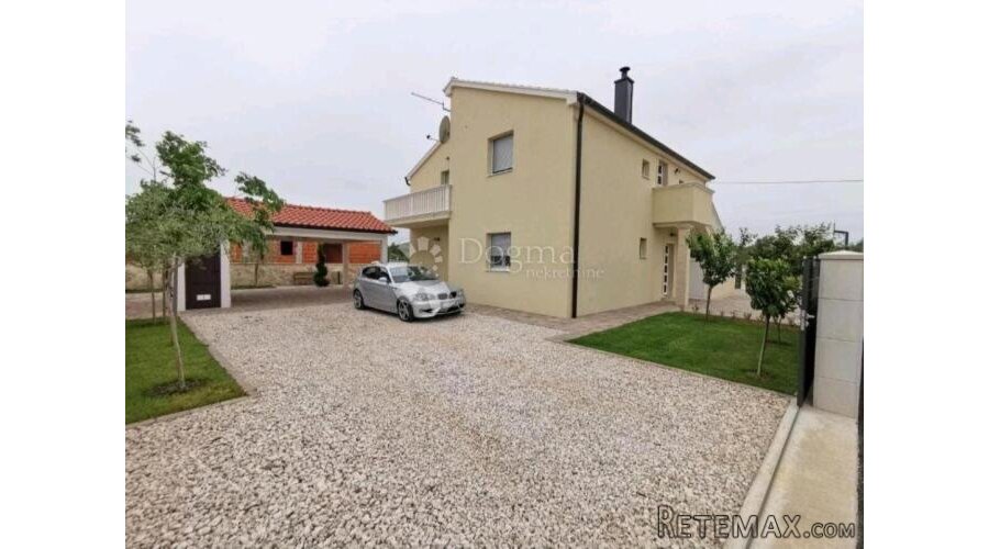 Kuća s 3 apartmana u mirnom dijelu Vodica! - 2