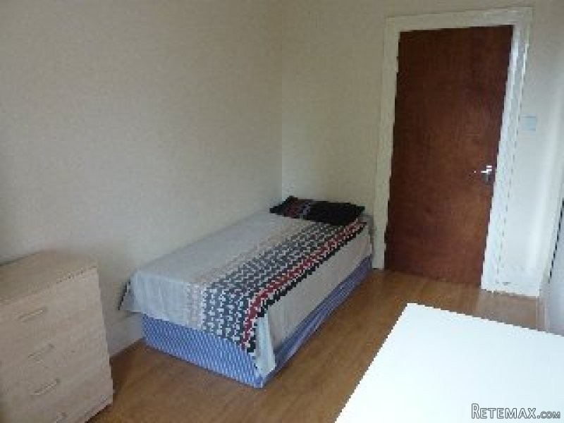 Single with double bed near Turnpike..