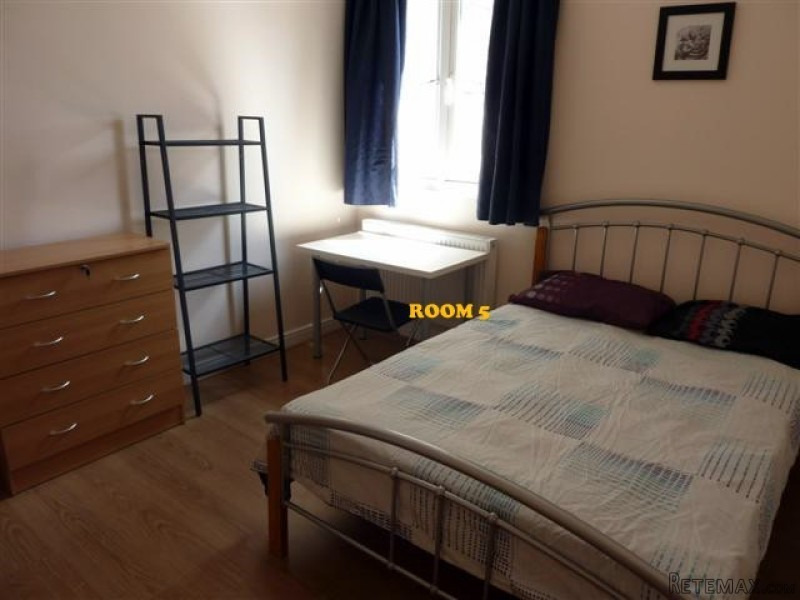 Single with double bed near Manor House..