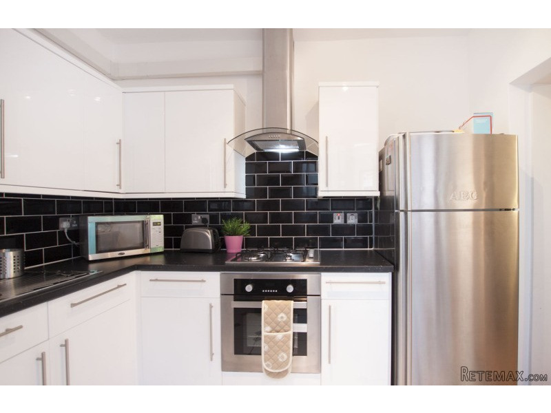 Single with double bed near Willesden.. - 2