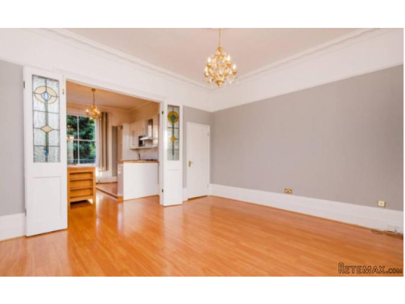 Garden Flat, 136 Belsize Road - 2