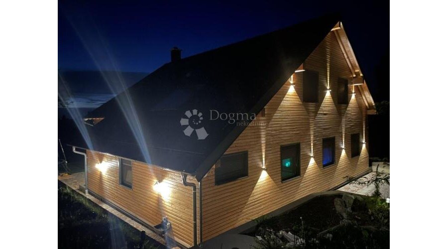 Drvena kuća u naručju šume - 2