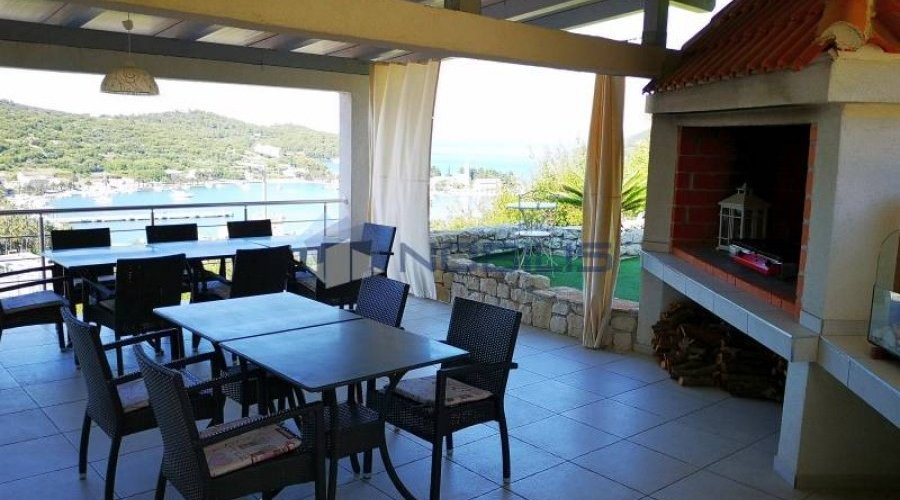 Vis - kuća 300 m2 + 1.700m okućnica + bazen - 12