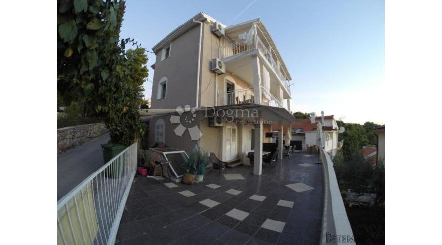 PRIMOŠTEN- KUĆA S 9 APARTMANA I TOP POGLEDOM - 3