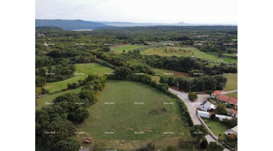 Prodaje se građevinsko zemljište površine 3785 m2 - 2