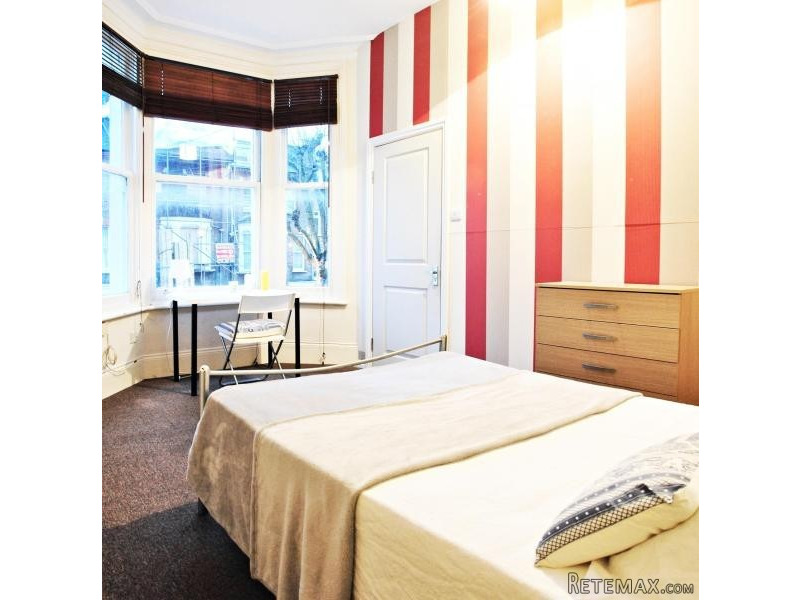 Single with double bed near Queens Park..
