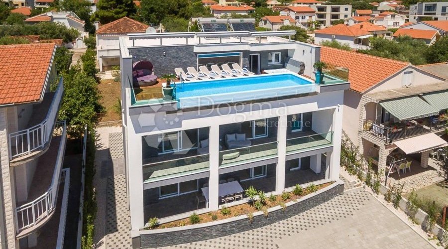 VILLA SA BAZENOM U ROGOZNICI, PRILIKA! - 2