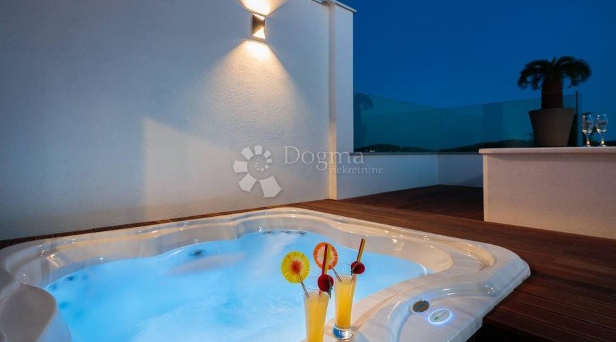 VILLA SA BAZENOM U ROGOZNICI, PRILIKA! - 6