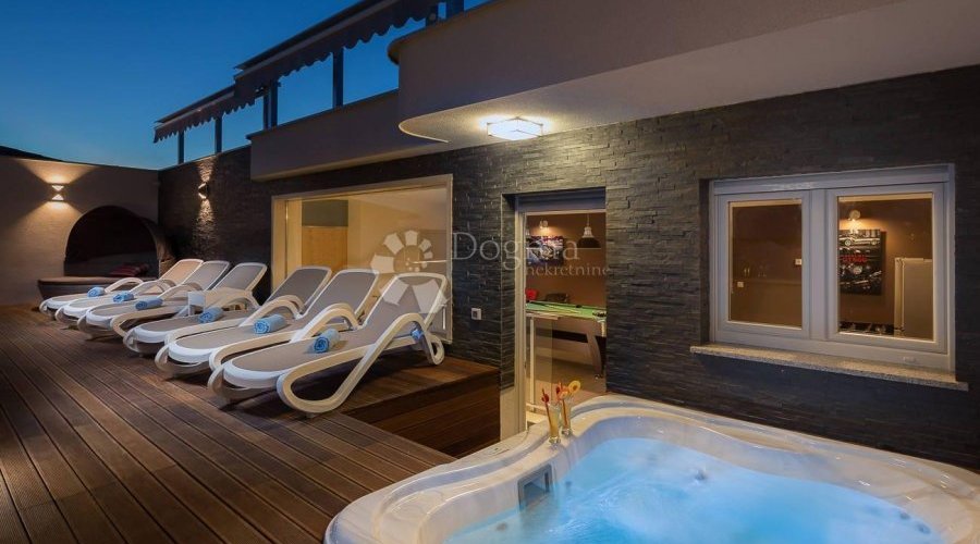 VILLA SA BAZENOM U ROGOZNICI, PRILIKA! - 9