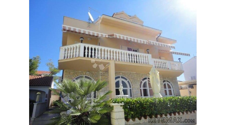 Apartmanska kuća u Srimi na samoj plaži