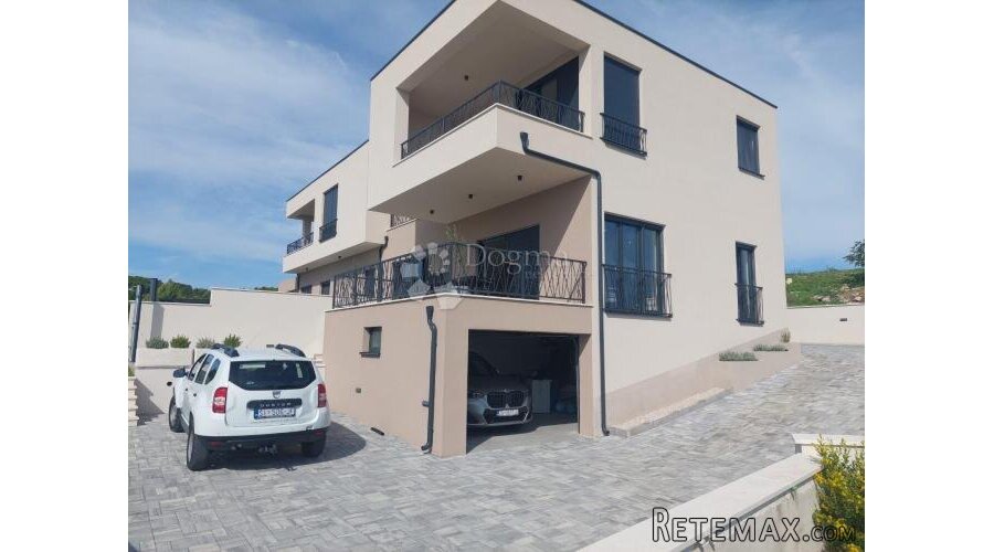 VODICE DUPLEX KUĆA NA ATRAKTIVNOJ LOKACIJI SA PREKRASNIM POG