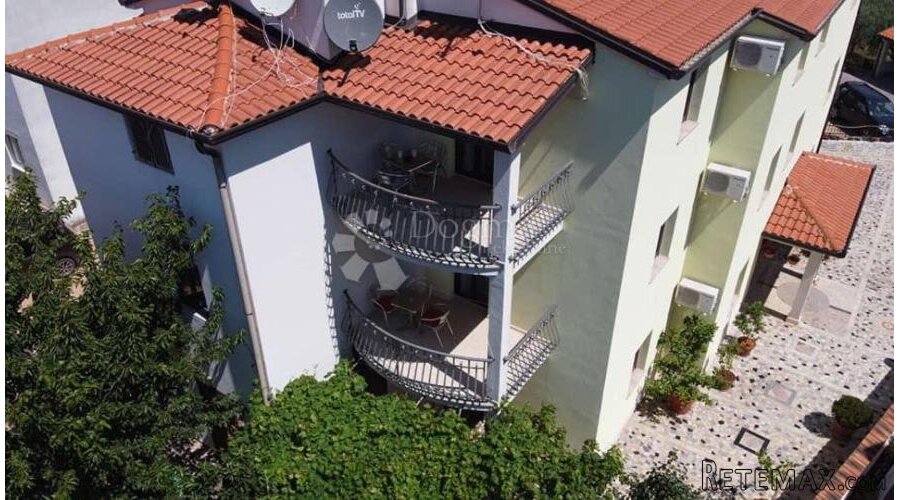 Kuća sa apartmanima - 2