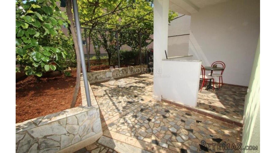 Kuća sa apartmanima - 3