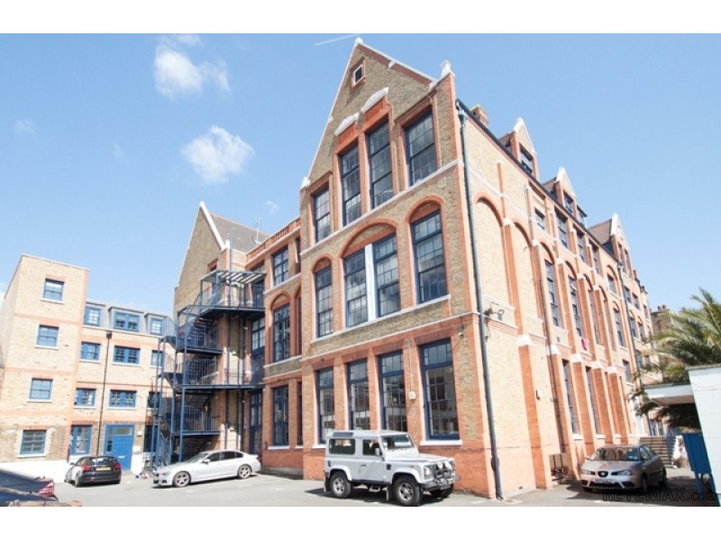 Twin for couple near Bethnal Green.. - 2