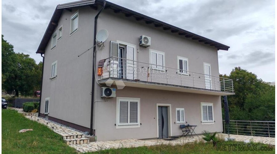KUĆA SA TRI ZASEBNA STANA
