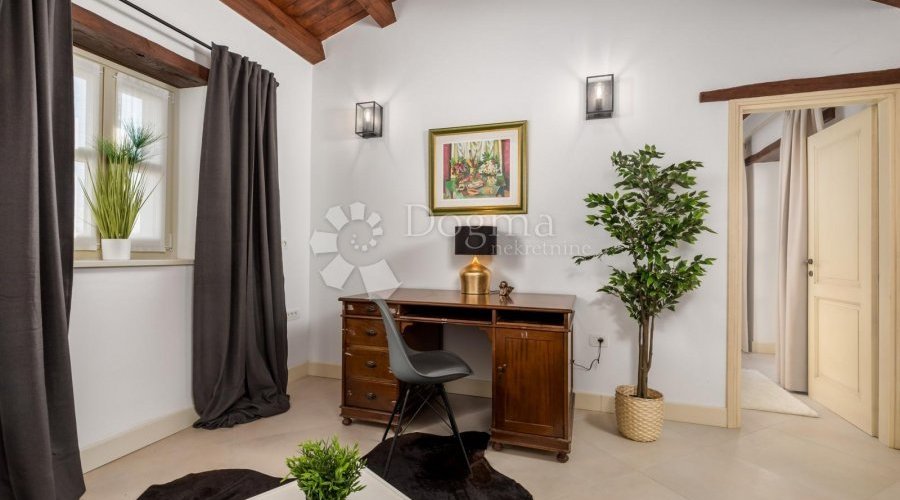 PREKRASNA KAMENA VILA SA BAZENOM - 10