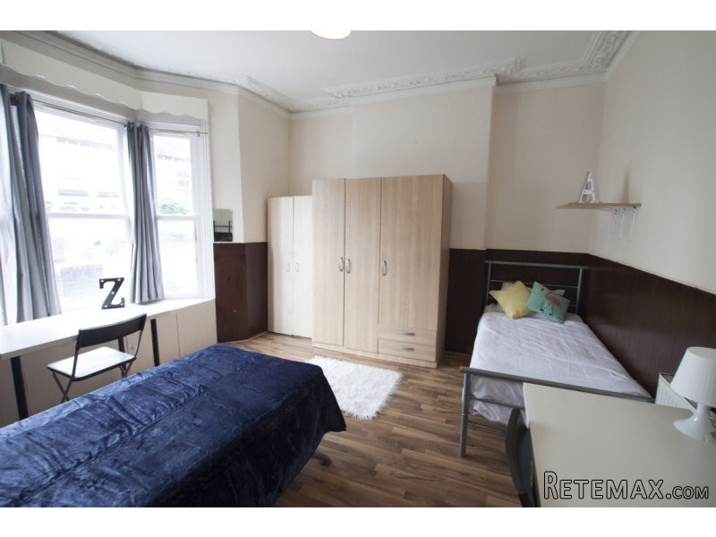 Twin with 2 single bed near Turnpike..