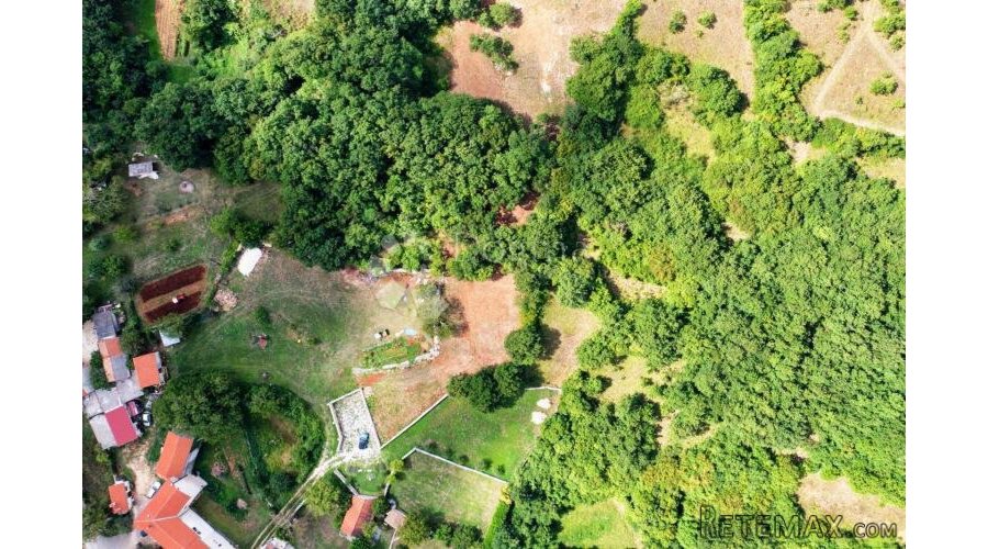 Prostrano građevinsko zemljište- Prilika! - 2