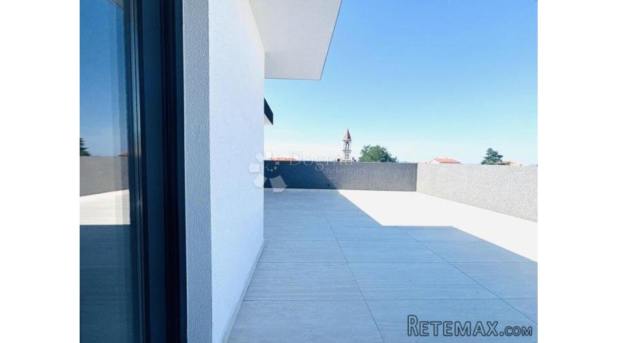 Penthouse nadomak mora i s impresivnim terasama