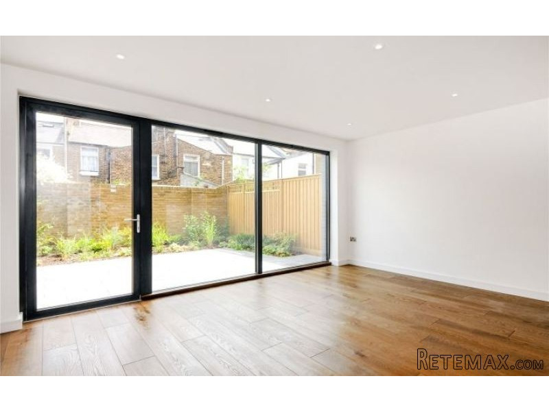 Hawthorne Crescent - 2